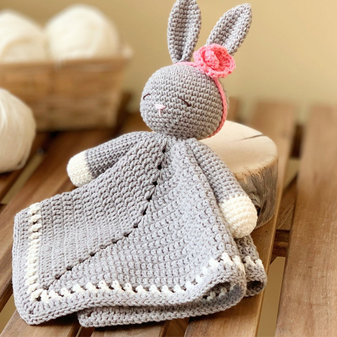 Manta de punto gris con conejo para niños o bebes