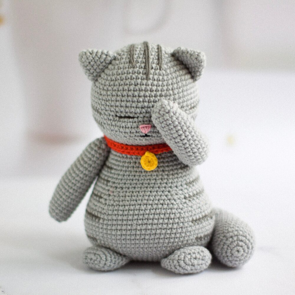 Muñeco de Apego El Conejo & La Luna The Cat With Paw On Face