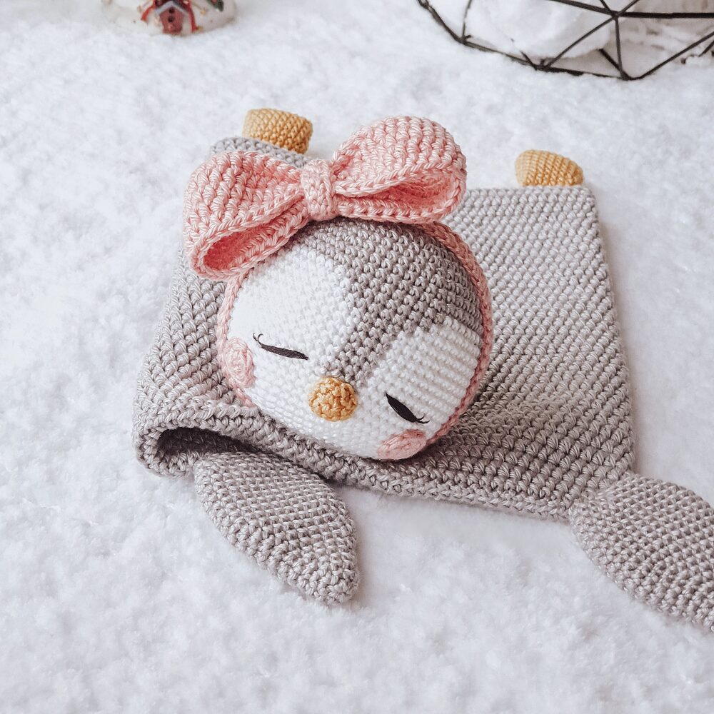Manta de Apego El Conejo & La Luna Penguin Love Blanket + Rattle_5 Manta de Apego El Conejo & La Luna Penguin Love Blanket + Rattle