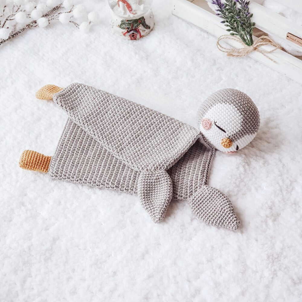 Manta de Apego El Conejo & La Luna Penguin Love Blanket + Rattle_7 Manta de Apego El Conejo & La Luna Penguin Love Blanket + Rattle