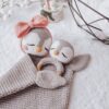 Manta de Apego El Conejo & La Luna Penguin Love Blanket + Rattle_1 Manta de Apego El Conejo & La Luna Penguin Love Blanket + Rattle