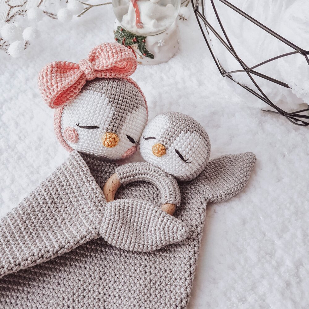 Manta de Apego El Conejo & La Luna Penguin Love Blanket + Rattle_1 Manta de Apego El Conejo & La Luna Penguin Love Blanket + Rattle