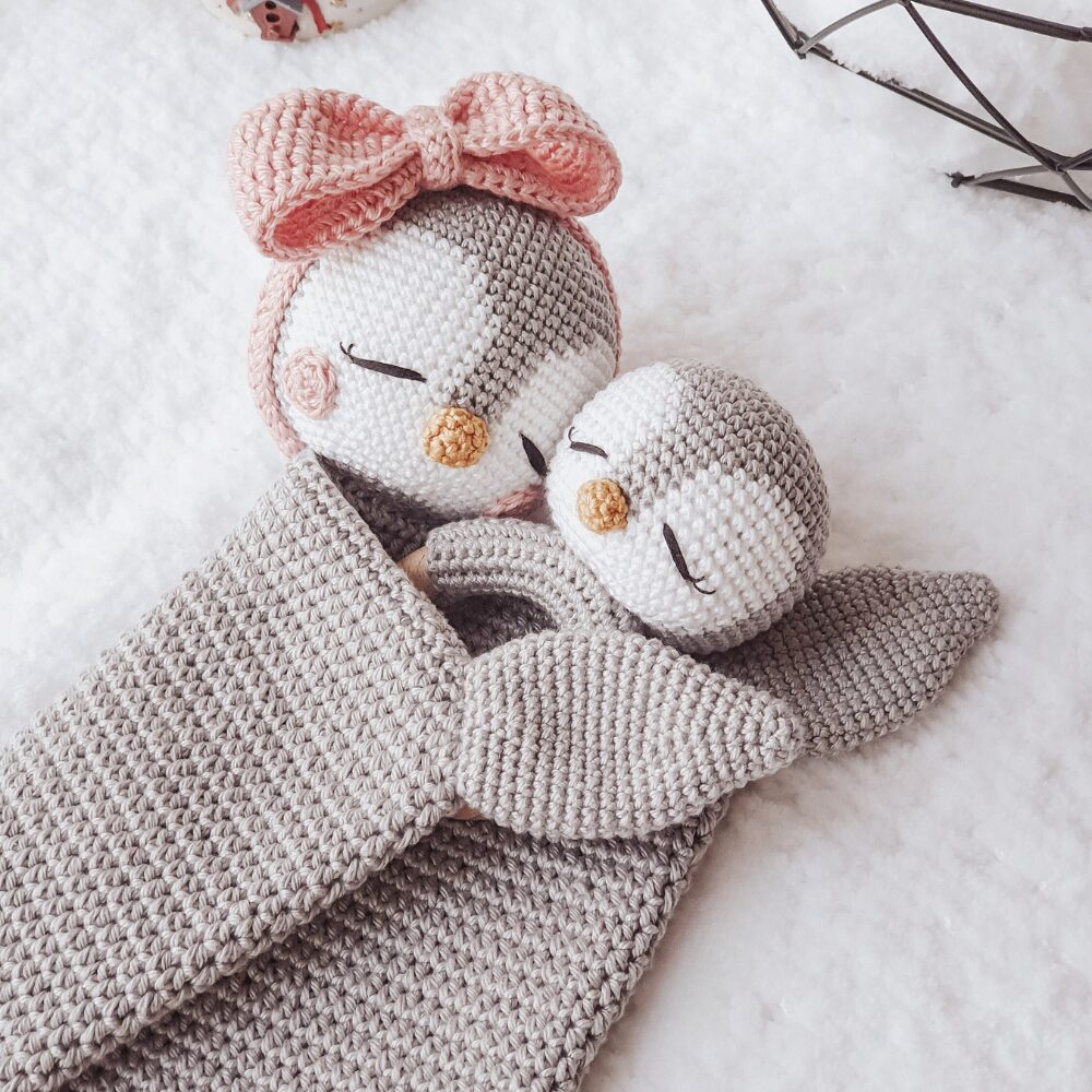 Manta de Apego El Conejo & La Luna Penguin Love Blanket + Rattle_2 Manta de Apego El Conejo & La Luna Penguin Love Blanket + Rattle