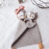 Manta de Apego El Conejo & La Luna Penguin Love Blanket + Rattle_3 Manta de Apego El Conejo & La Luna Penguin Love Blanket + Rattle