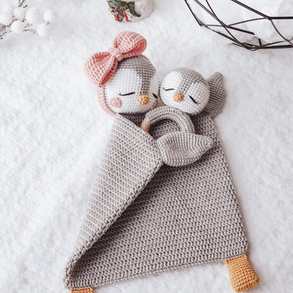 Manta de Apego El Conejo & La Luna Penguin Love Blanket + Rattle_3 Manta de Apego El Conejo & La Luna Penguin Love Blanket + Rattle