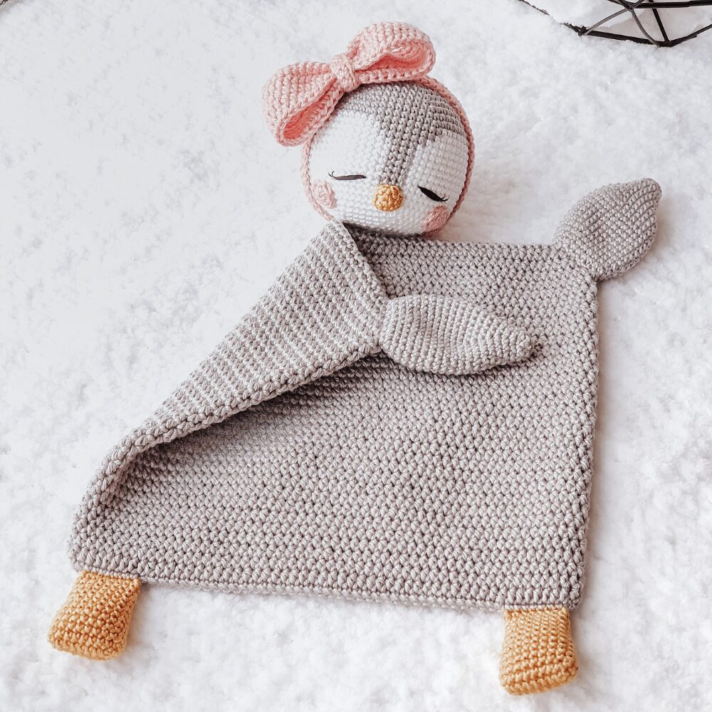 Manta de Apego El Conejo & La Luna Penguin Love Blanket + Rattle_4 Manta de Apego El Conejo & La Luna Penguin Love Blanket + Rattle
