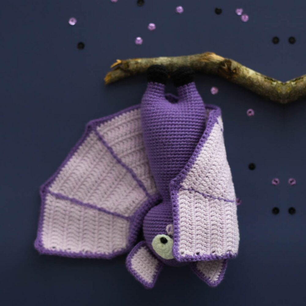 Muñeco de  Apego El Conejo & La Luna Murciélago de Halloween