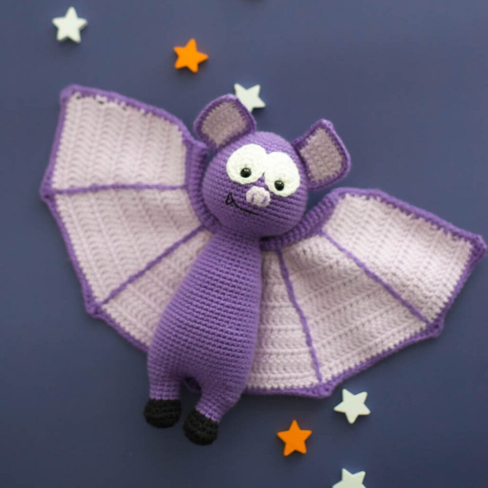 Muñeco de  Apego El Conejo & La Luna Murciélago de Halloween