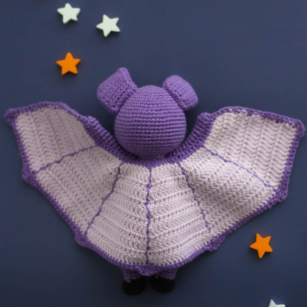 Muñeco de  Apego El Conejo & La Luna Murciélago de Halloween