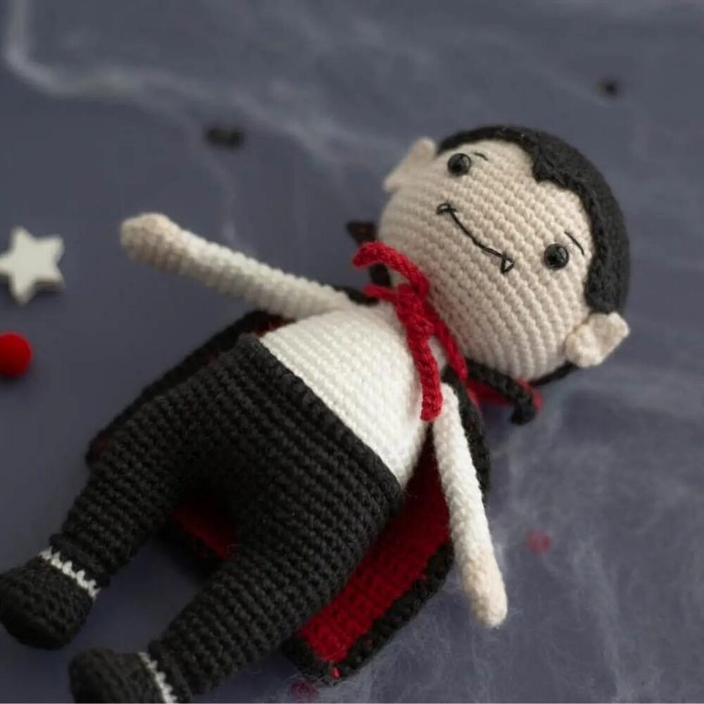 Muñeco de  Apego El Conejo & La Luna Drácula Jr.