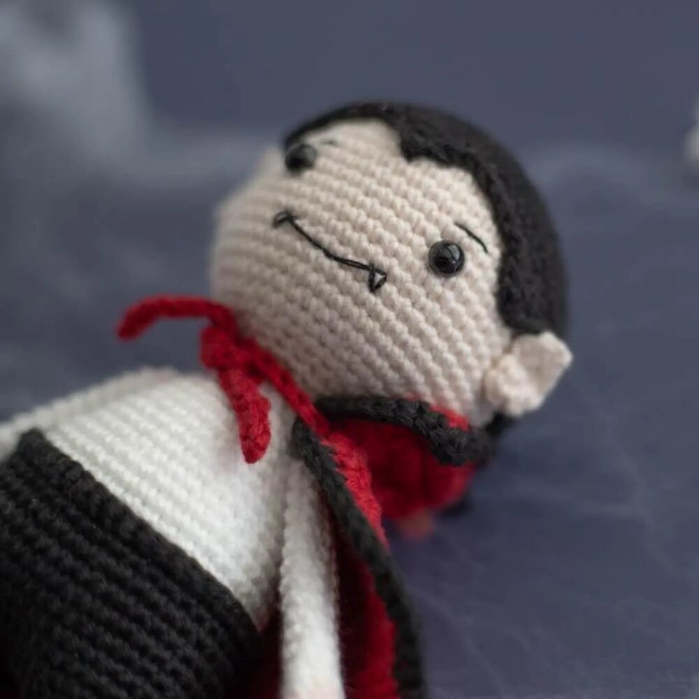 Muñeco de  Apego El Conejo & La Luna Drácula Jr.