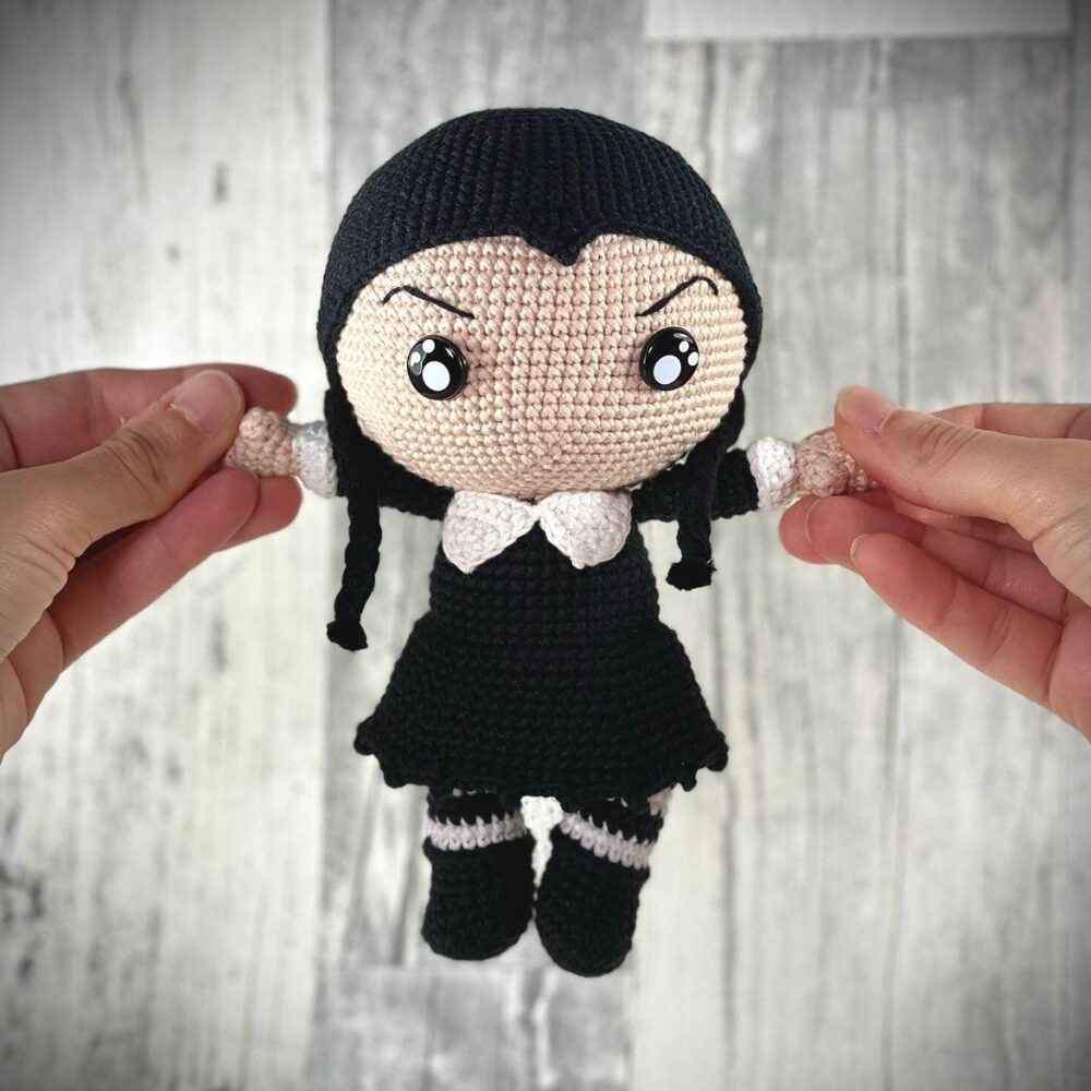 Muñeco de Apego El Conejo & La Luna Conejo Merlina Addams M01